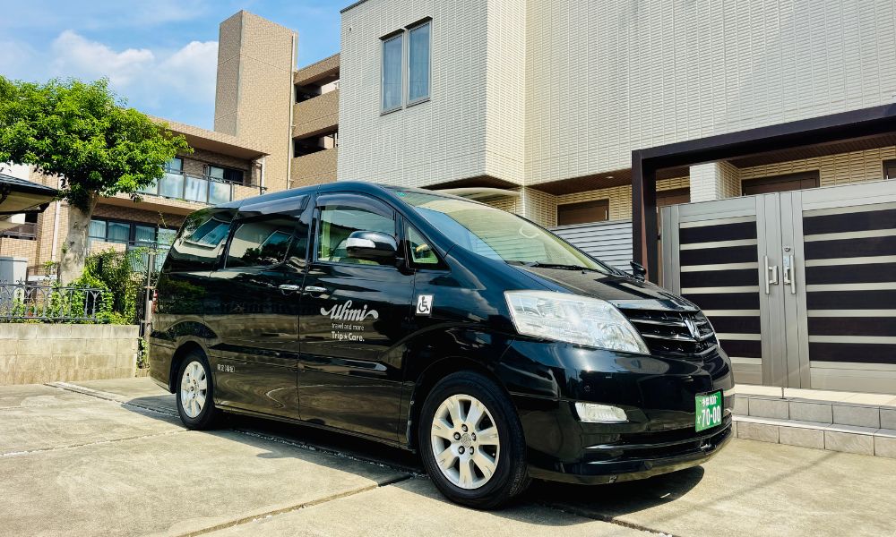 成城・シニア旅時間の専用ハイヤー、黒塗りアルファードの写真