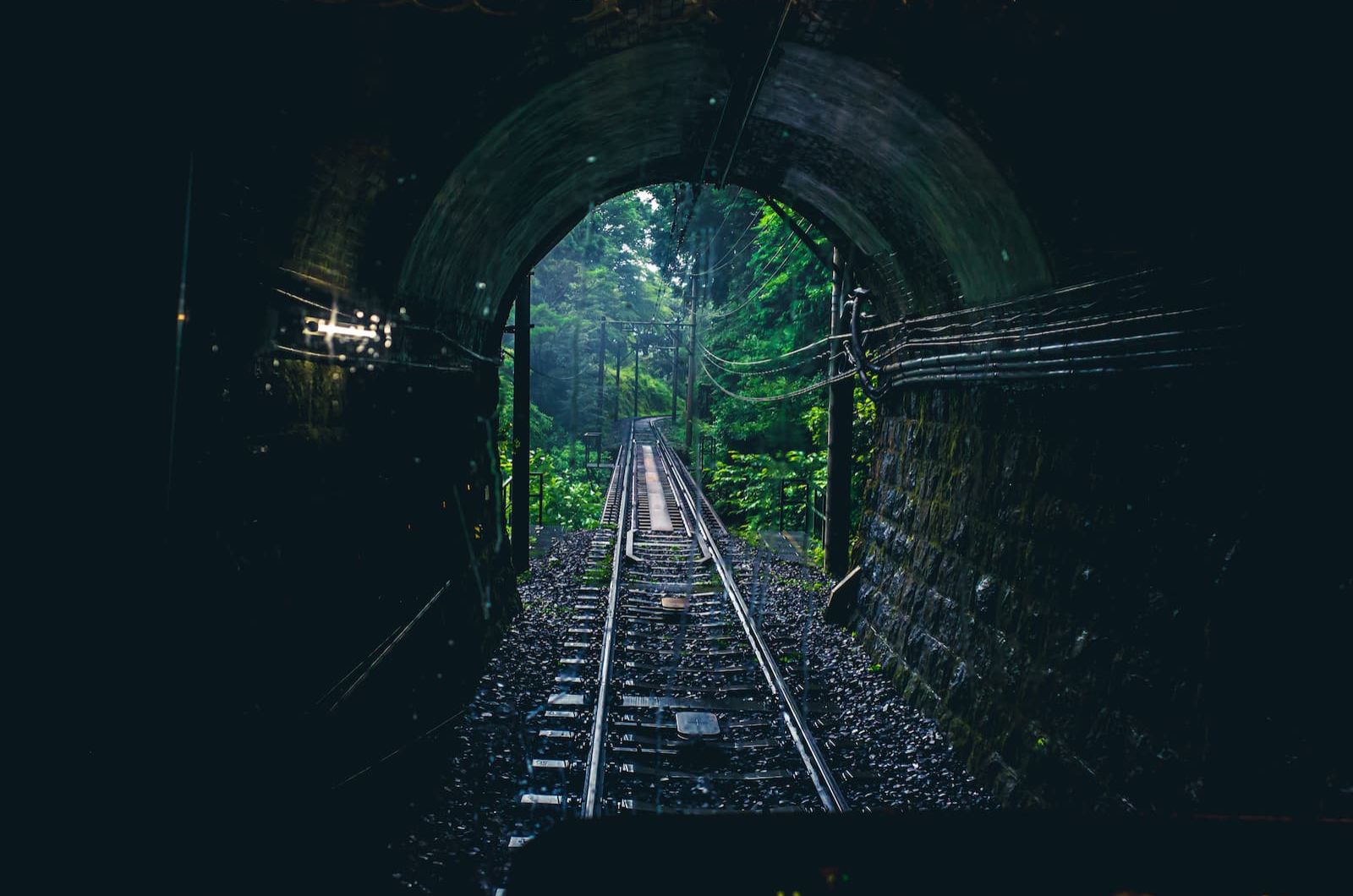 トンネルの出口が中央に見える電車進行方向からの風景