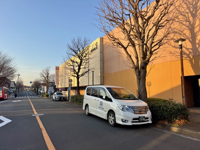 つくし野の朝の街とシニア旅行を支えるトリップケアの車両