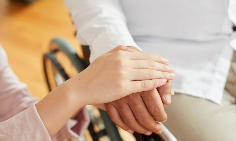 車いすの男性に手を添える女性、安心して外出を考えるシニア旅のイメージ