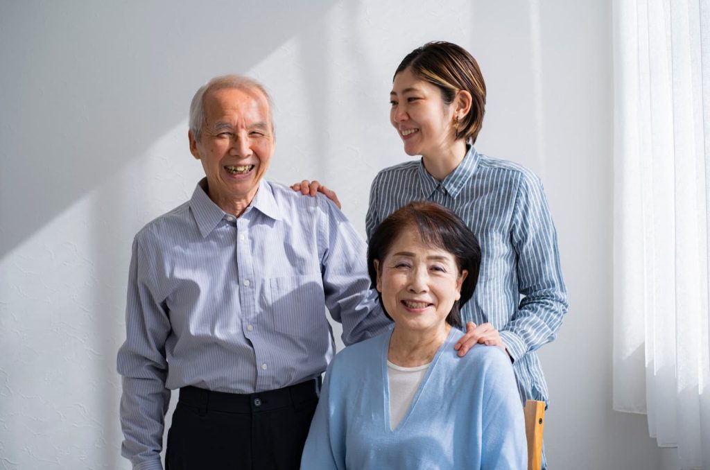 両親の方に手を添えて寄り添うご家族の様子