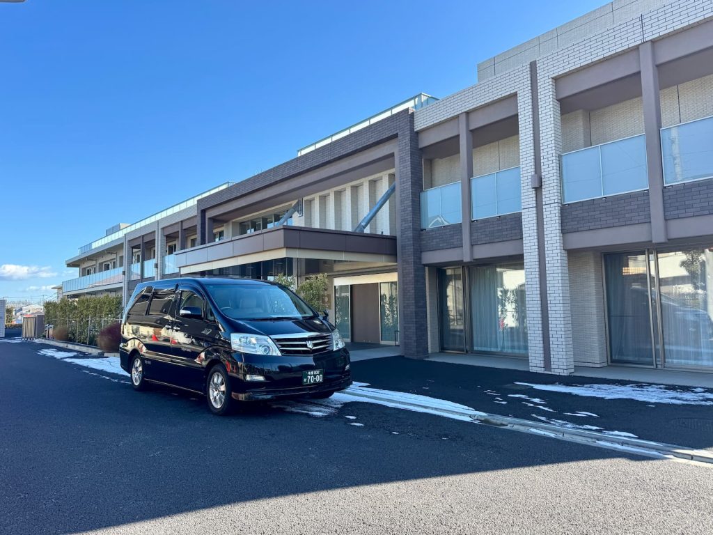 プレザングラン成城の外観と福祉介護車両