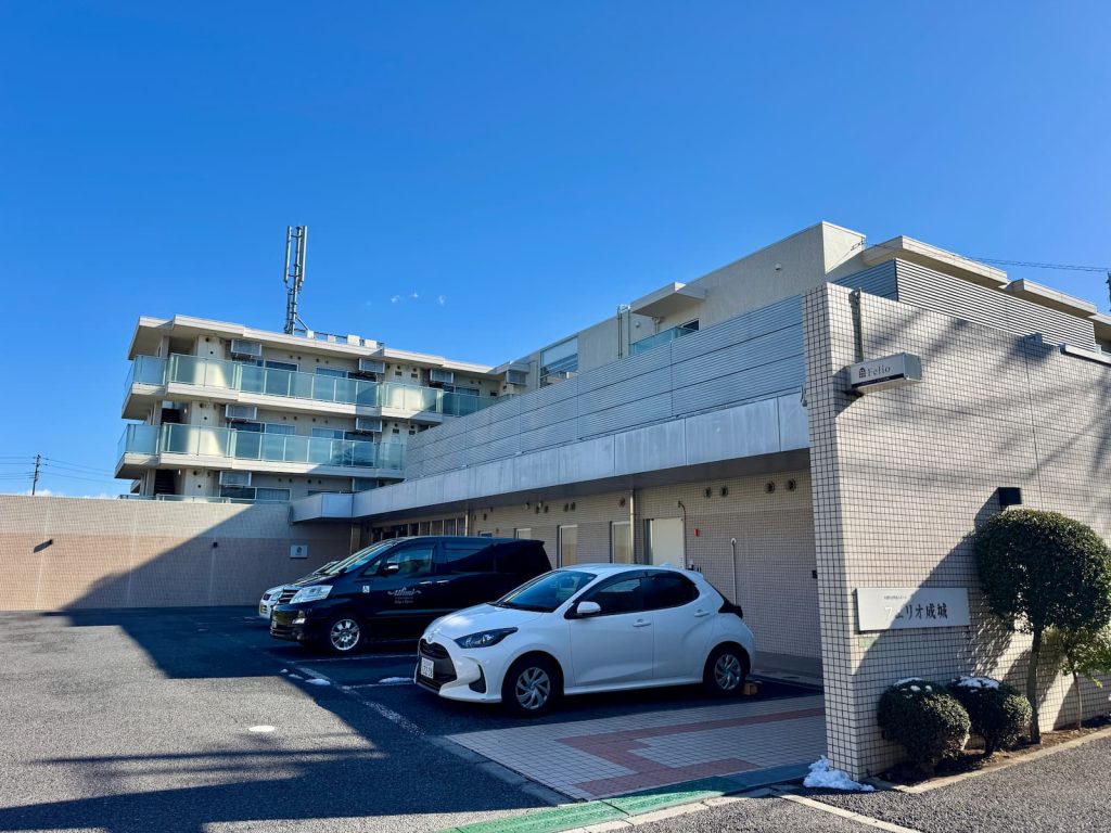 フェリオ成城の外観と福祉介護車両