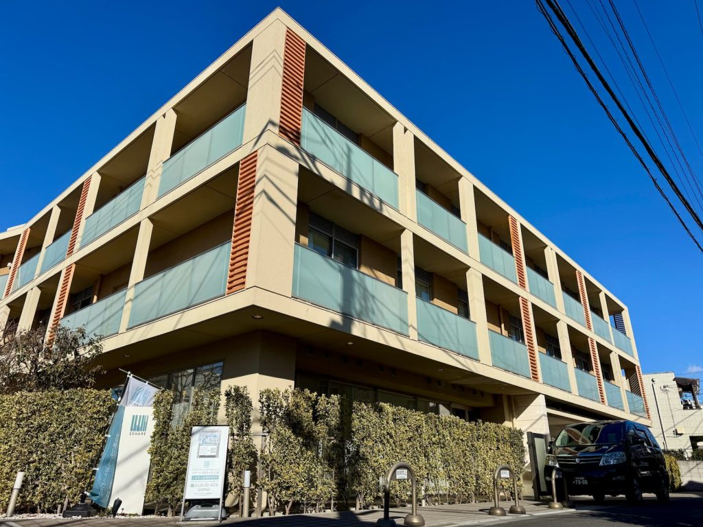 セナーレ祖師ヶ谷大蔵の外観と福祉介護車両