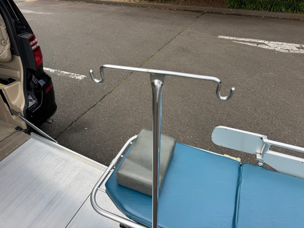 点滴棒を装備した医療対応ストレッチャー