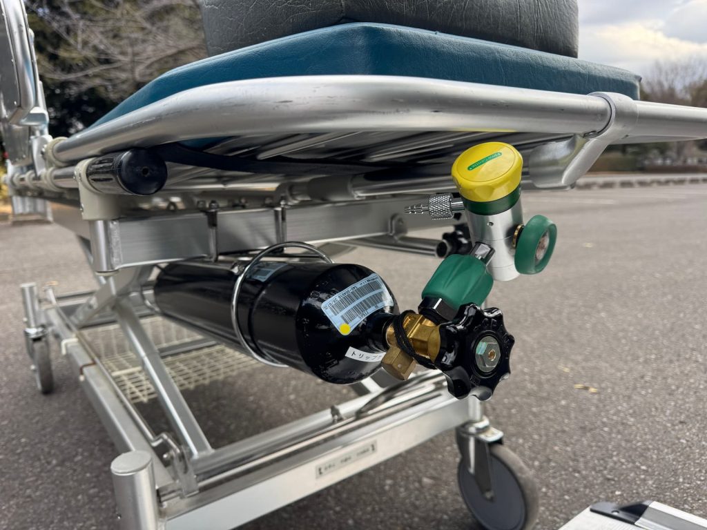 上体を起こせるリクライニング式ストレッチャー