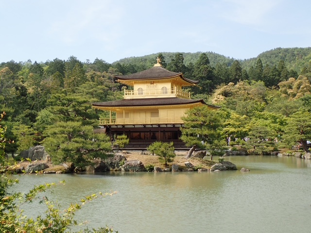 新緑に囲まれた京都・金閣寺