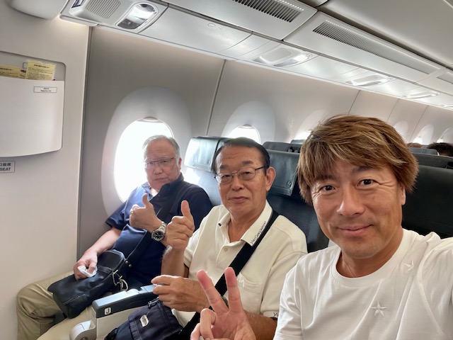 常連の客様と飛行機内での記念撮影(沖縄旅行へ出発)