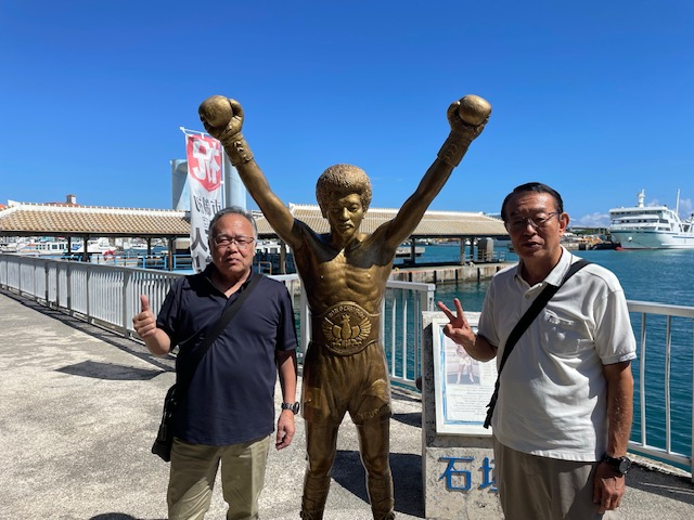 石垣島フェリー乗り場の具志堅用高銅像前での記念撮影