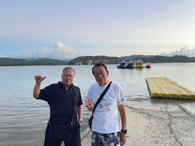 西表島のビーチで常連のお客様との記念撮影