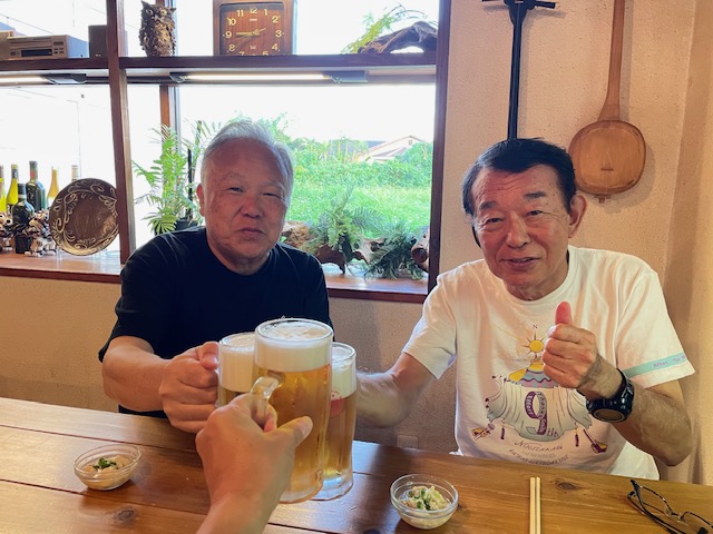 オリオンビールを楽しむ三人と三線がある西表島でのひと時