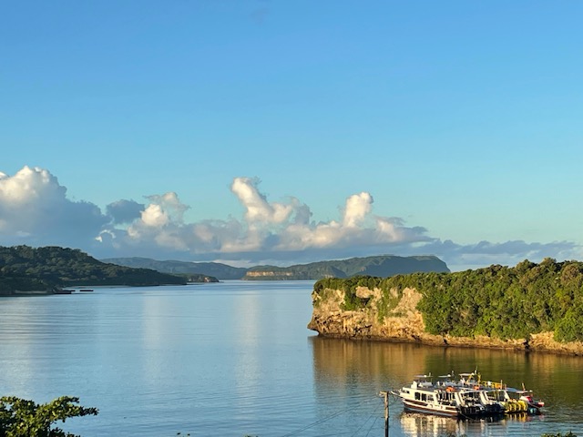 西表島の亜熱帯の湾に停泊する数隻の船と穏やかな海