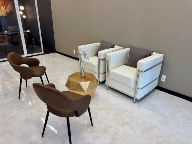 シニア旅時間の店内 お客様がお座りいただくソファー