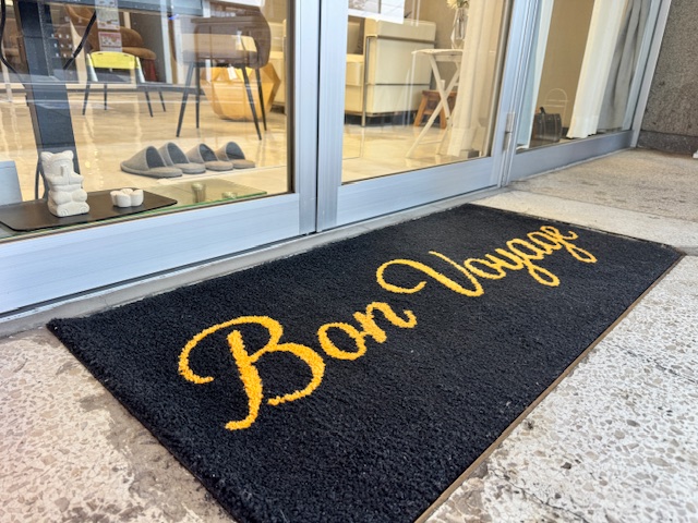 入口のマットにはBon Boyage
