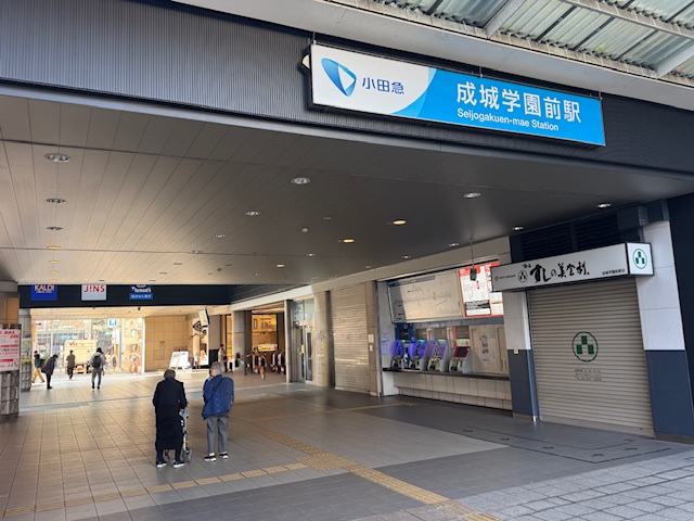 成城学園前駅をゆっくり歩くシニア世代の後ろ姿