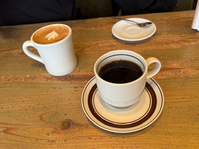 ランチミーティング、食後のコーヒーとカフェラテ