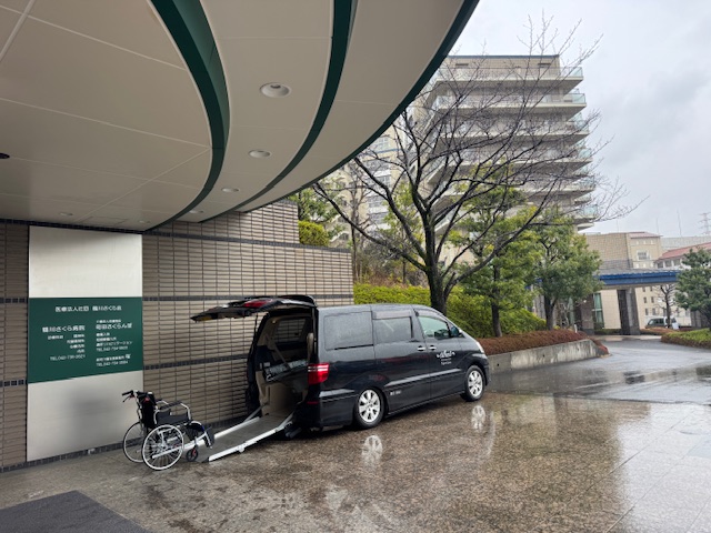 エントランスの屋根があるところで車のスロープを出し、お客様を濡れないよう乗降する様子