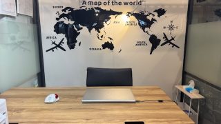 トリップケア代表の個室部屋の後ろに世界地図