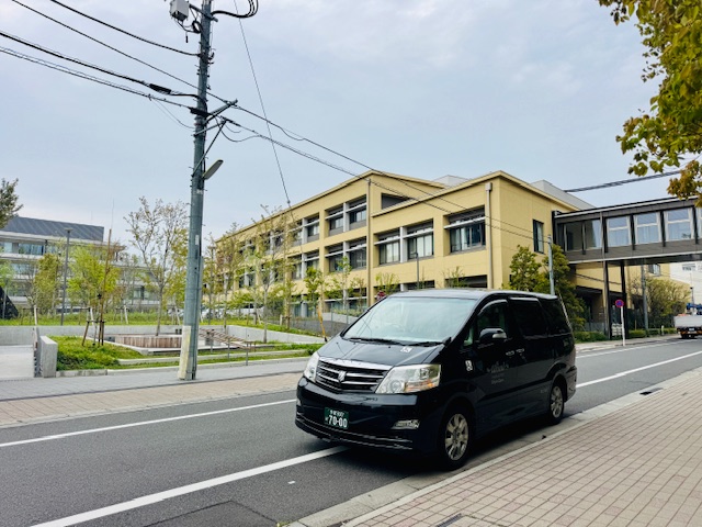 東京都立光明学園と福祉介護タクシー車両