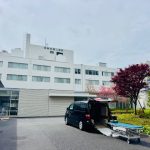 至誠会第二病院外観と福祉介護タクシーにストレッチャーを準備する様子