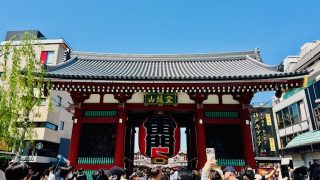 浅草雷門と観光客の賑わい