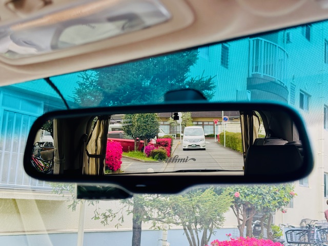 ルームミラーに映る福祉介護タクシー車両