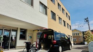 スロープを出して車いすを乗せる福祉介護タクシー車両