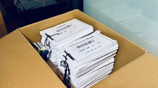 段ボールに領収証を綴った束