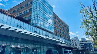 川崎市立多摩病院の外観と福祉介護タクシー車両