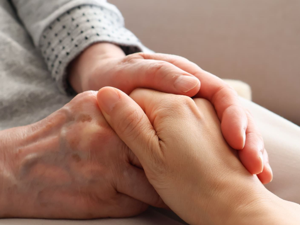 手を握り合い高齢者に安心感を与える