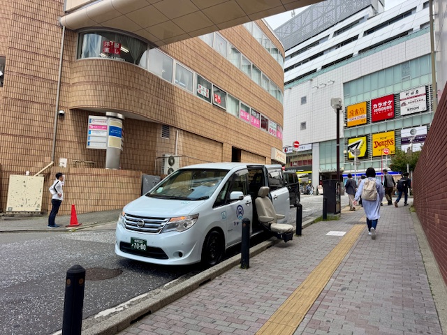 福祉介護タクシー車両のスライドシートが地面ギリギリまで出てくる様子