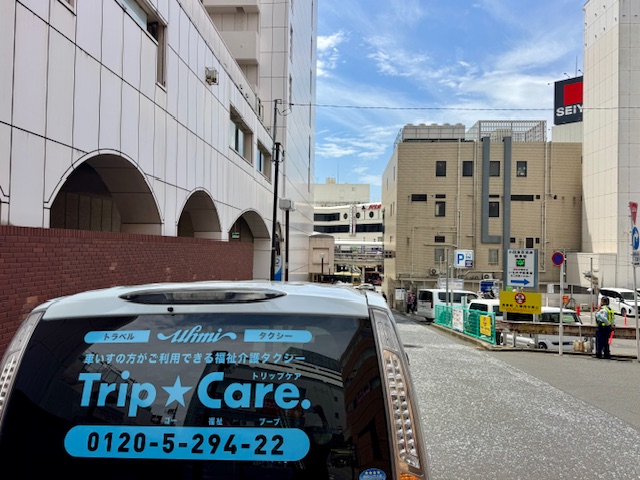 リアガラスにTrip☆Care.のステッカーが貼ってある福祉介護タクシー車両