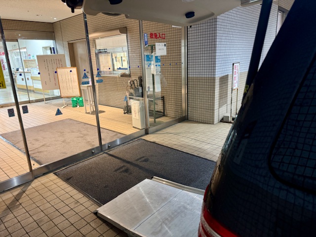 町田市民病院の救急外来にて福祉介護タクシー車両のスロープを準備する様子