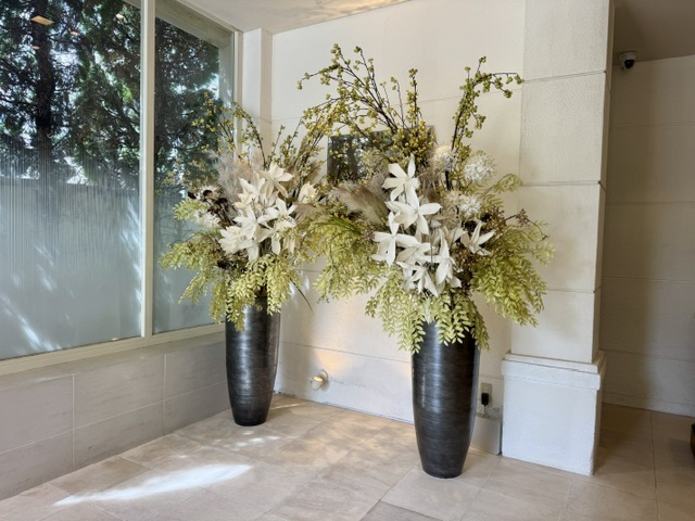 白金迎賓館アートグレイスクラブのロビーのお花