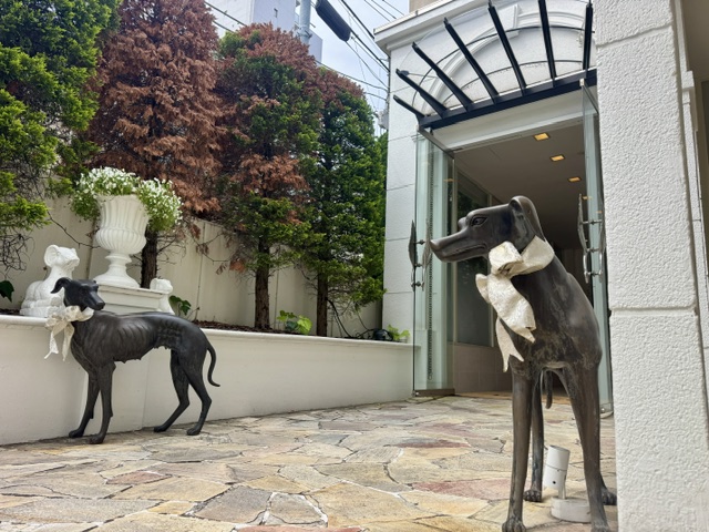 白金迎賓館アートグレイスクラブのエントランスの2匹犬のオブジェ