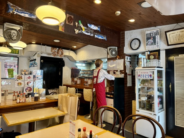 目黒にあるスパゲッティ専門店ダンの昭和の雰囲気の店内