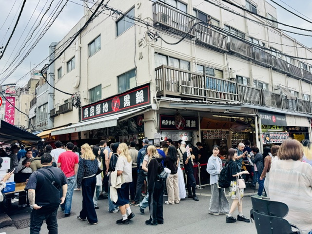 築地場外市場商店街の賑わい