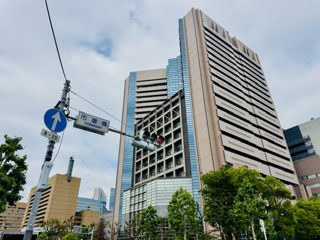 国立がん研究センター中央病院の外観と市場橋交差点の信号機