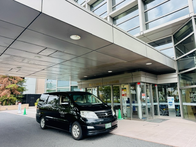 国立がん研究センター中央病院の玄関前に止める福祉介護タクシー車両