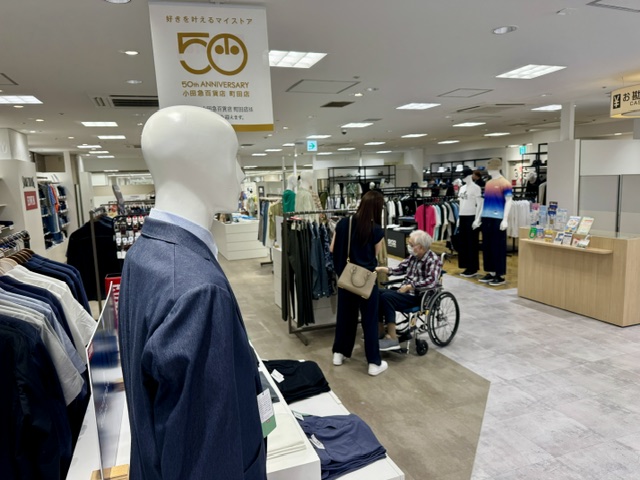 小田急デパート紳士服売り場で洋服を探す車いすの高齢者と家族