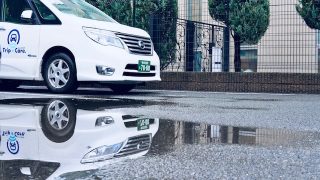 リフレクション撮影した福祉介護タクシー車両の写真