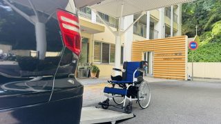 リハリゾート青葉で福祉介護タクシー車両を止め、スロープを出して車いすを乗せる準備