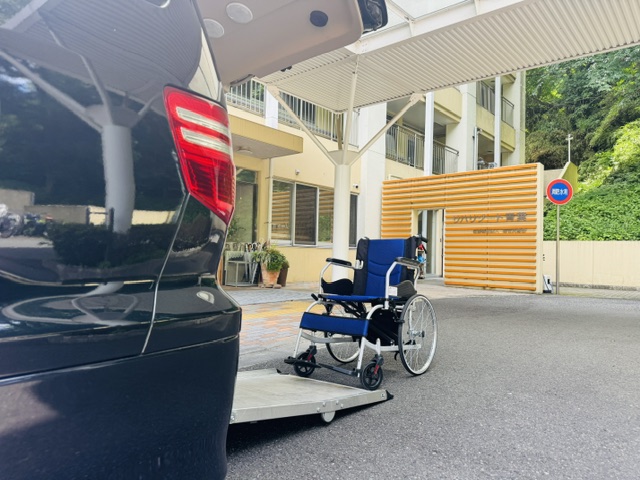 リハリゾート青葉で福祉介護タクシー車両を止め、スロープを出して車いすを乗せる準備