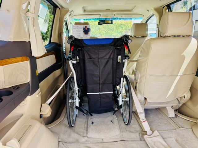 福祉介護タクシーの車両内に車いすを固定した様子