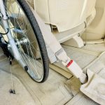 福祉介護タクシーの車両内に車いすを車床との固定とシートベルトをした様子