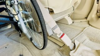 福祉介護タクシーの車両内に車いすを車床との固定とシートベルトをした様子